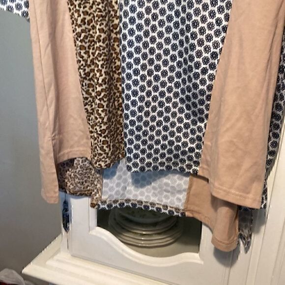 Hailey & Co medium short sleeve animal print      - Picture 6 of 7